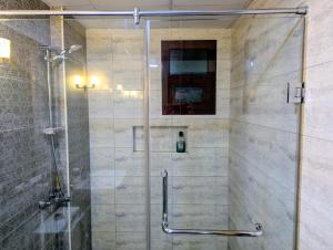Ένα μπάνιο στο Hotel-Style 1BR Near Mall of Oman +25 φωτογραφίες