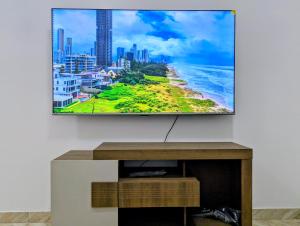 Μια τηλεόραση ή/και κέντρο ψυχαγωγίας στο Hotel-Style 1BR Near Mall of Oman