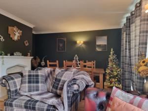 un soggiorno con divano e albero di Natale di Stag House with Hot Tub, Games Room & Parking in Matlock near the Peak District a Crich