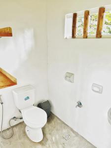 ein Badezimmer mit Toilette und Waschbecken in der Unterkunft The Village Eco-Bungalows in Salvacion, Busuanga in Busuanga