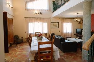 a living room with a table and a couch at Casa Rural Álvarez in Caravaca de la Cruz