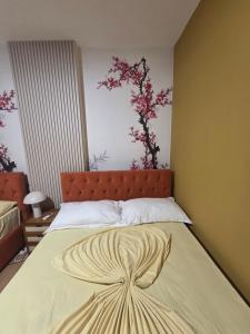 Beachfront Central Apartments في دوريس: غرفة نوم بسرير كبير مع بطانية كبيرة