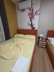 Beachfront Central Apartments في دوريس: غرفة نوم صغيرة مع سرير بملاءات صفراء