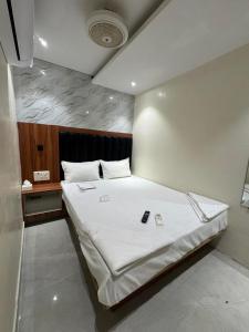 Postel nebo postele na pokoji v ubytování Hotel Royal Suites