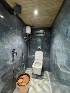 Koupelna v ubytování Hotel Royal Suites + 15 fotografií