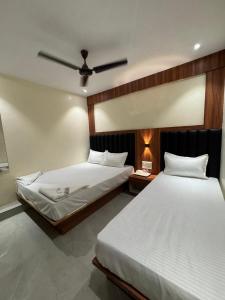 Postel nebo postele na pokoji v ubytování Hotel Royal Suites