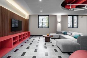 una sala de estar con un sofá y una mesa en Lemonade Stays Santiago de Compostela, en Santiago de Compostela