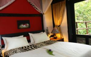 Ένα ή περισσότερα κρεβάτια σε δωμάτιο στο Shimba Hills Rainforest Lodge