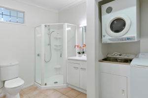 Phòng tắm tại Heart of Hamilton Loft Apartment +10 ảnh