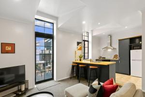 Nhà bếp/bếp nhỏ tại Heart of Hamilton Loft Apartment