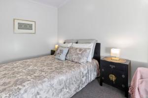 Giường trong phòng chung tại Heart of Hamilton Loft Apartment