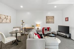 TV/trung tâm giải trí tại Heart of Hamilton Loft Apartment