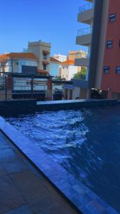 ein Swimmingpool mitten in einem Gebäude in der Unterkunft 3rd Avenue Beach Apartments 3bedroom plus DSQ in Nyali in Mombasa