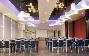 Sala de conferencias con sillas y pantalla de proyección en Spirit Hotel Gran Bilbao, en Bilbao
