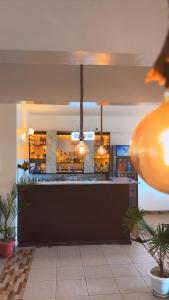 eine Bar in einem Restaurant mit Topfpflanzen in der Unterkunft 3rd Avenue Beach Apartments 3bedroom plus DSQ in Nyali in Mombasa + 19 Fotos