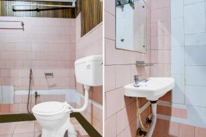 ein Badezimmer mit Toilette und Waschbecken in der Unterkunft Hotel O Nepali Mandir Bus Terminal Formerly Hotel Aaghnya in Guwahati