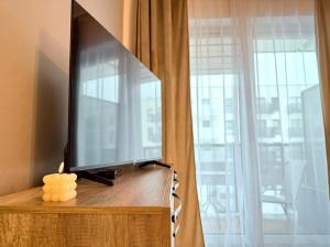 Μια τηλεόραση ή/και κέντρο ψυχαγωγίας στο Prywatny Parking Cozy Place by Rentoom