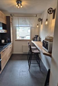 une cuisine avec un comptoir, une table et des chaises dans l'établissement Ferienwohnung Dornröschen, à Olpe