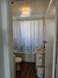 Et badeværelse på Bay Getaway & Suite Caroline + 18 billeder