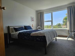 En eller flere senge i et værelse på Bay Getaway & Suite Caroline