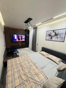 En eller flere senge i et værelse på Квартира 1 комнатный