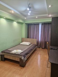 Ένα ή περισσότερα κρεβάτια σε δωμάτιο στο Гостиница Сарыарка +8 φωτογραφίες