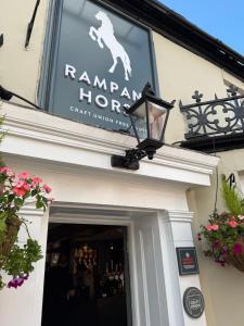 Et logo, certifikat, skilt eller en pris der bliver vist frem på The Rampant Horse Public House