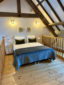 una camera da letto con un letto grande in una mansarda di Erfgoed & Logies Den Heijkant a Moergestel
