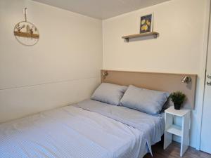 Ένα ή περισσότερα κρεβάτια σε δωμάτιο στο Mobile home Chakula at Kozarica camp +31 φωτογραφίες