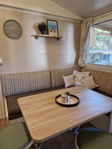 Χώρος καθιστικού στο Mobile home Chakula at Kozarica camp