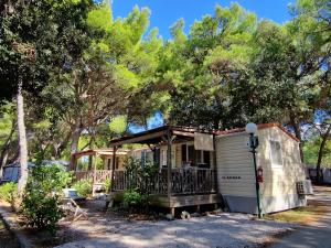 Το κτήριο όπου στεγάζεται  η παραθεριστική κατοικία