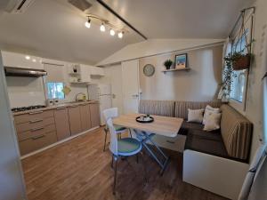 Η κουζίνα ή μικρή κουζίνα στο Mobile home Chakula at Kozarica camp