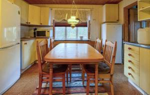 Η κουζίνα ή μικρή κουζίνα στο 2 Bedroom Stunning Home In Värnamo