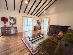 salon z kanapą i stolikiem kawowym w obiekcie Luxury 3BR Home ,Office,Garden,Minutes to Beach w mieście Frankston