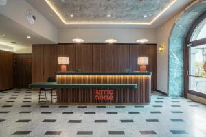 Un vestíbulo de un hotel con un mostrador de recepción en Lemonade Stays Santiago de Compostela, en Santiago de Compostela