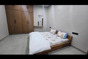 En eller flere senge i et værelse på Namoha Stay-Villa