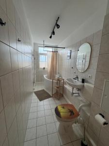 Ferienwohnung WohlfühlRaum في ليختنشتاين: حمام مع مرحاض ومغسلة وحوض استحمام