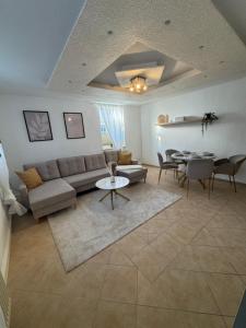 Ferienwohnung WohlfühlRaum في ليختنشتاين: غرفة معيشة بها أريكة وطاولة +10 صور