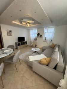 Ferienwohnung WohlfühlRaum في ليختنشتاين: غرفة معيشة بها أريكة وطاولة