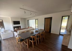 Μια τηλεόραση ή/και κέντρο ψυχαγωγίας στο House in a Private Neighborhood of Arenas de José Ignacio