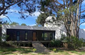 Το κτήριο όπου στεγάζεται  η παραθεριστική κατοικία