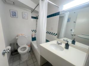 un bagno bianco con un water e un lavandino di Happy Hawaiian Monarch Studio condo a Honolulu