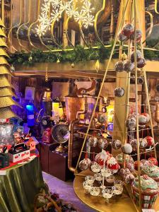 una stanza con un mucchio di piatti su un tavolo di Casa Vacanze Gioia a Pellezzano