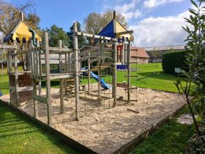 un parco giochi con uno scivolo in un parco di Gite clos masure Blévillot a Saint-Gilles-de-la-Neuville