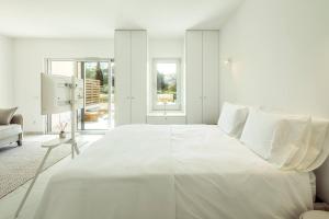 Un pat sau paturi într-o cameră la Green View Studio with Pool +33 fotografii