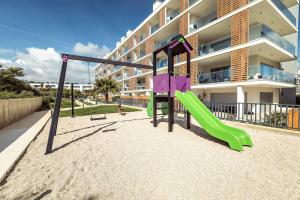 Zona de joacă pentru copii de la Green View Studio with Pool