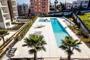 Piscina de la sau aproape de Green View Studio with Pool