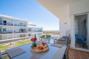 balcone con tavolo e cesto di frutta di Apartment Rosetta, Formosa Village a Fuzeta
