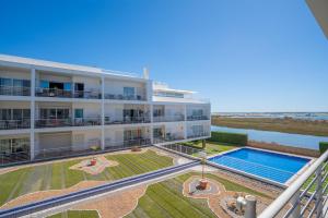 un condominio con piscina e oceano di Apartment Rosetta, Formosa Village a Fuzeta