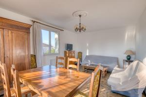 Posezení v ubytování Le Repaire des Travailleurs - Balcon Privé - Jonage